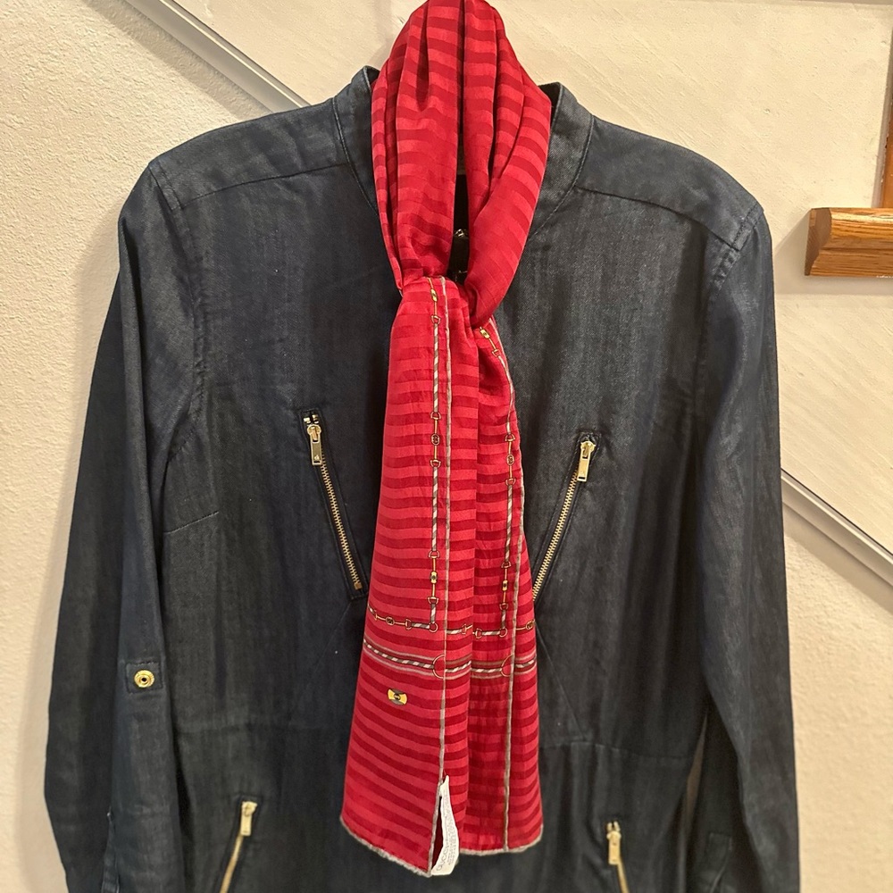Gucci silk scarf hand sewn used 1x in runway showing 9.5/10 rating clean - Picture 3 of 9